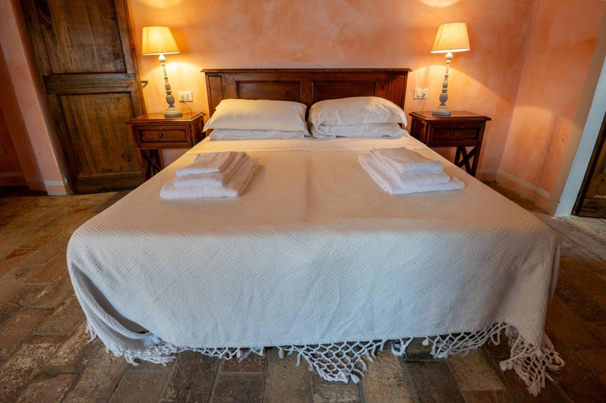 Castello Valenzino Bed & Breakfast Antognola ภายนอก รูปภาพ
