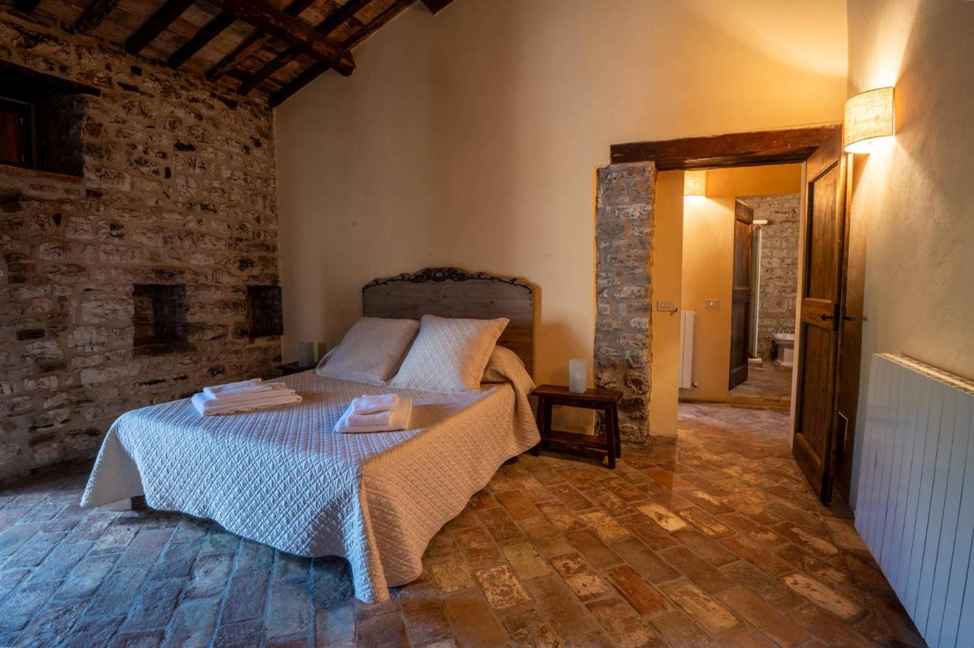Castello Valenzino Bed & Breakfast Antognola ภายนอก รูปภาพ