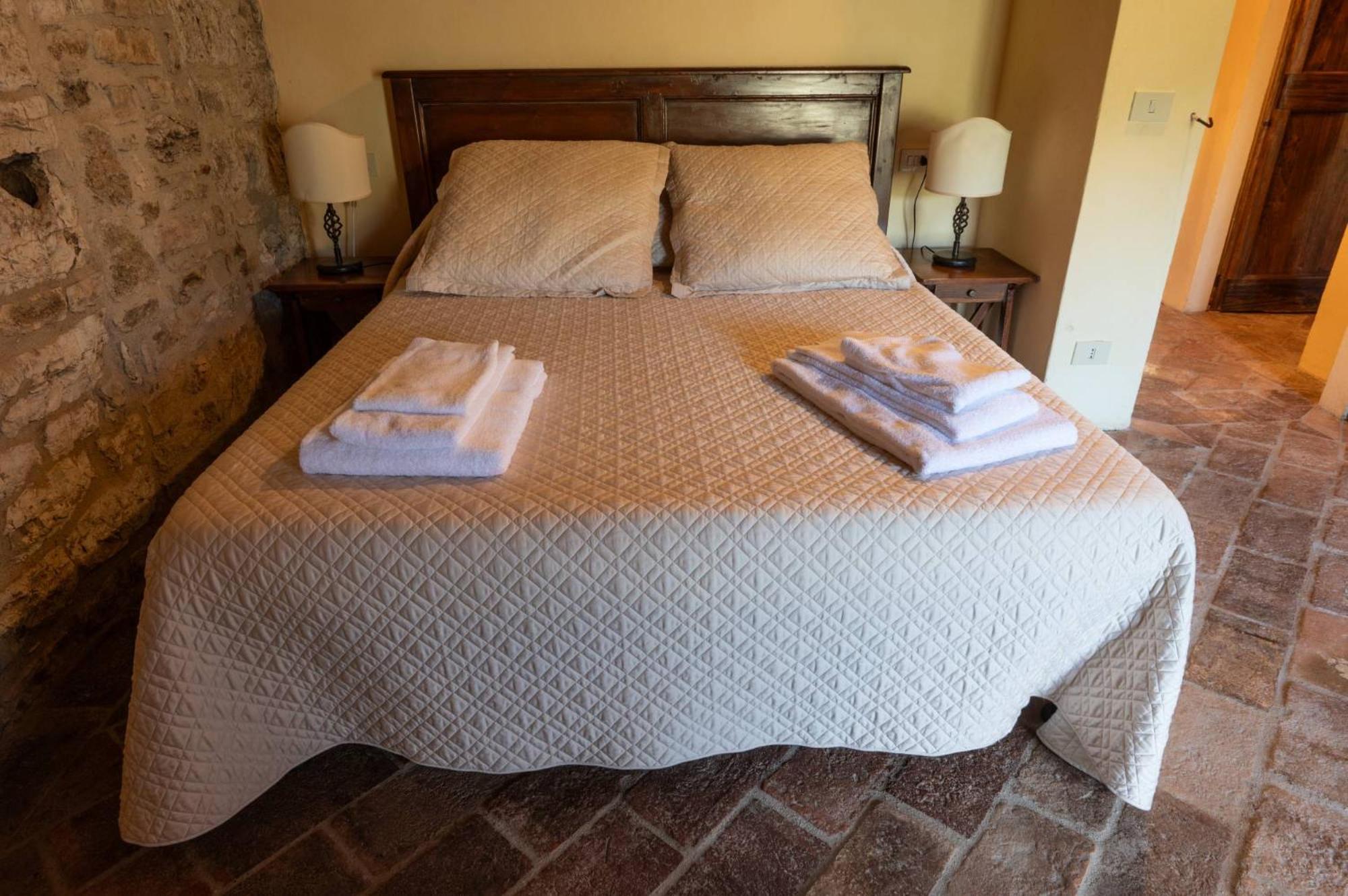 Castello Valenzino Bed & Breakfast Antognola ภายนอก รูปภาพ