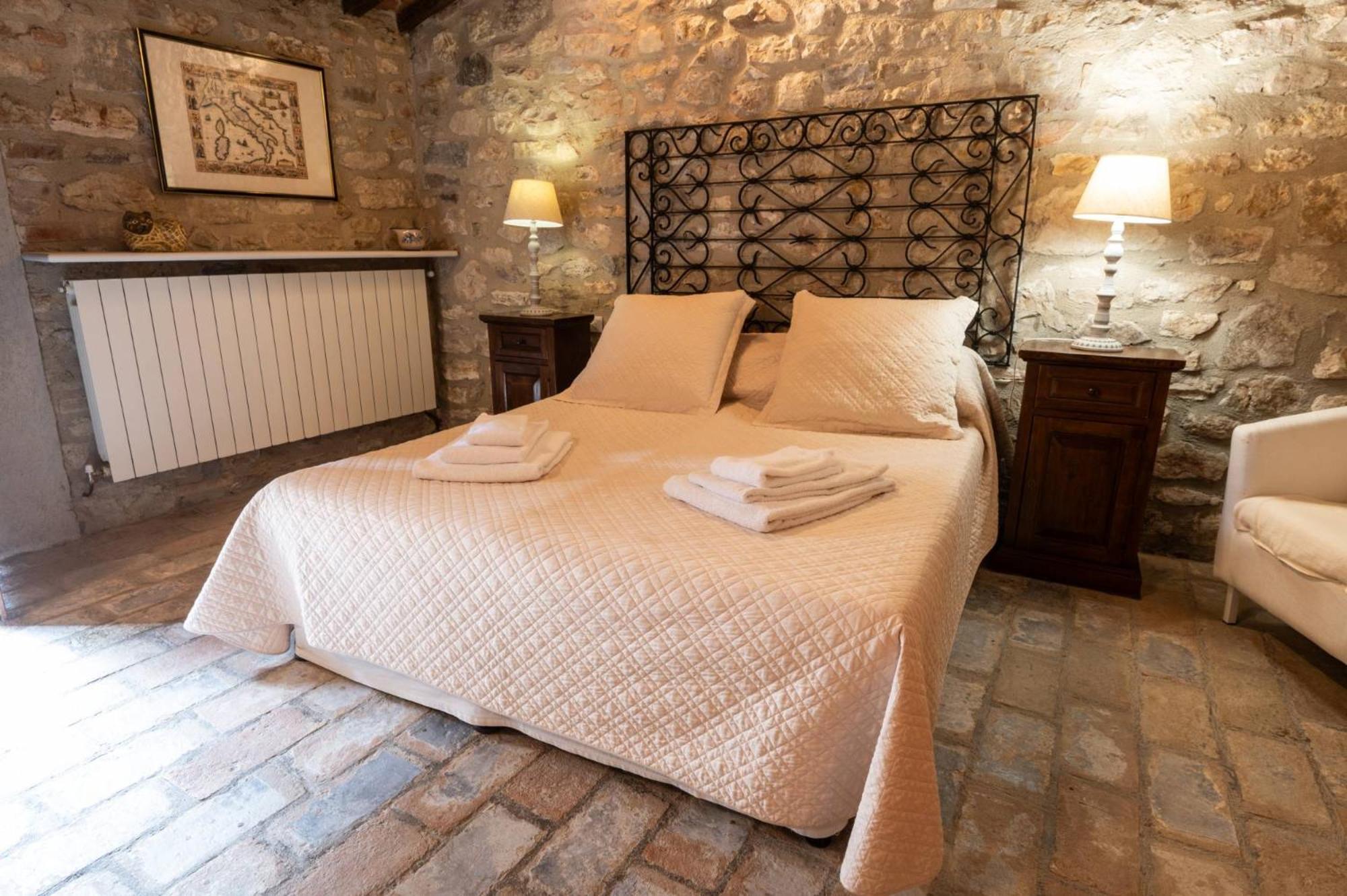 Castello Valenzino Bed & Breakfast Antognola ภายนอก รูปภาพ