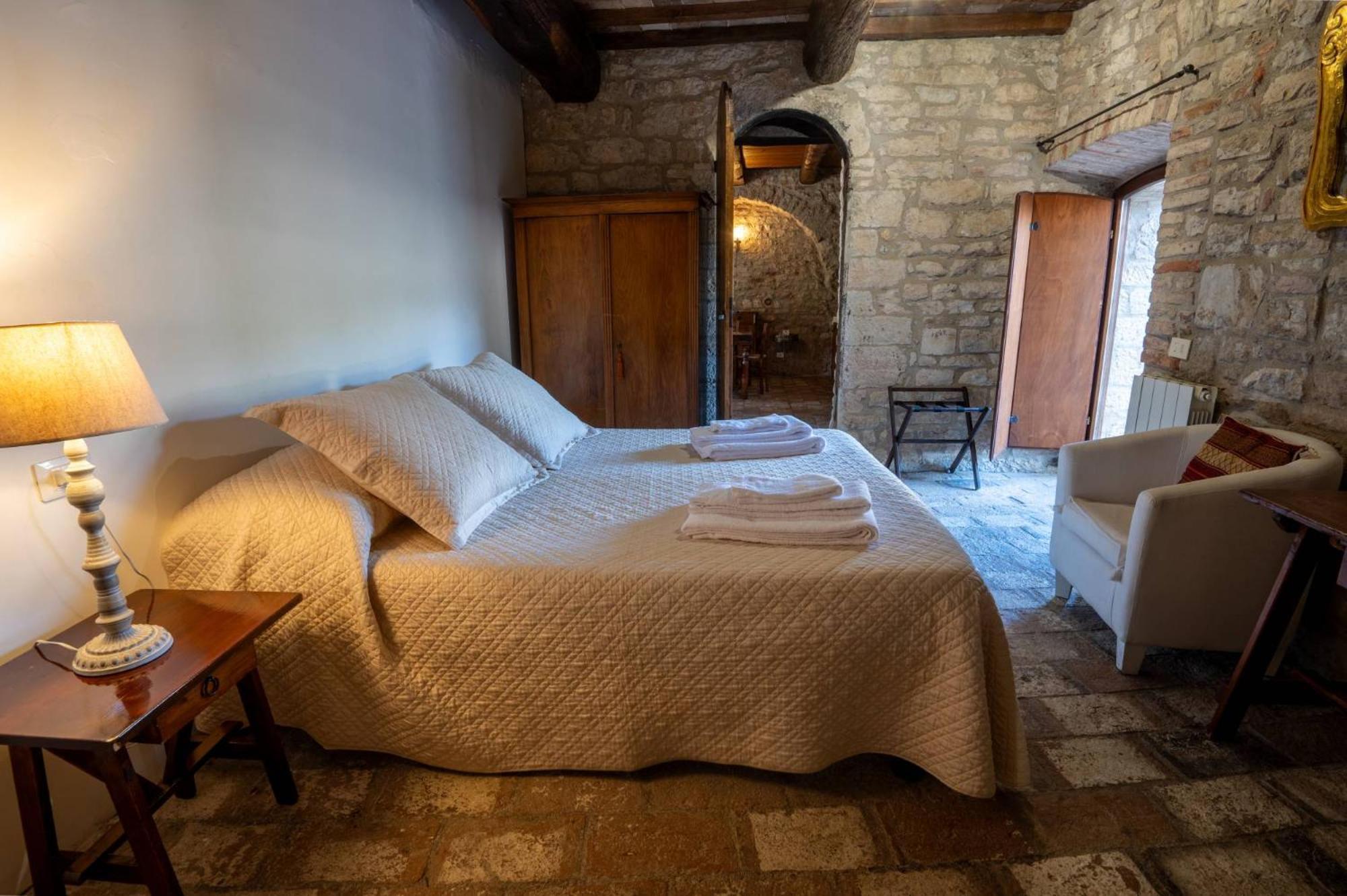 Castello Valenzino Bed & Breakfast Antognola ภายนอก รูปภาพ