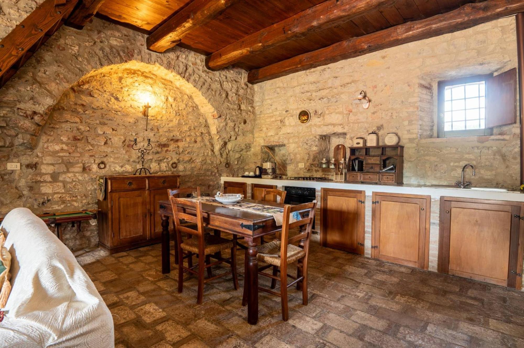 Castello Valenzino Bed & Breakfast Antognola ภายนอก รูปภาพ